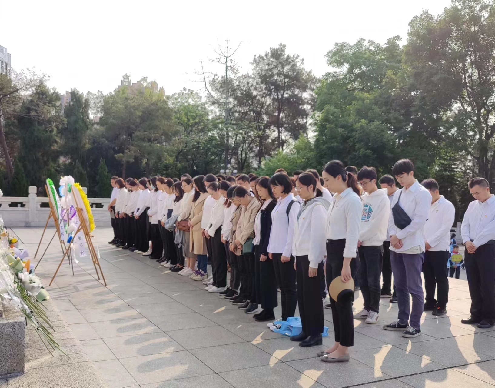 市排水公司黨總支、南寧建康環(huán)保公司黨支部開(kāi)展“緬懷革命先烈，賡續紅色基因”聯(lián)合主題黨日活動(dòng)