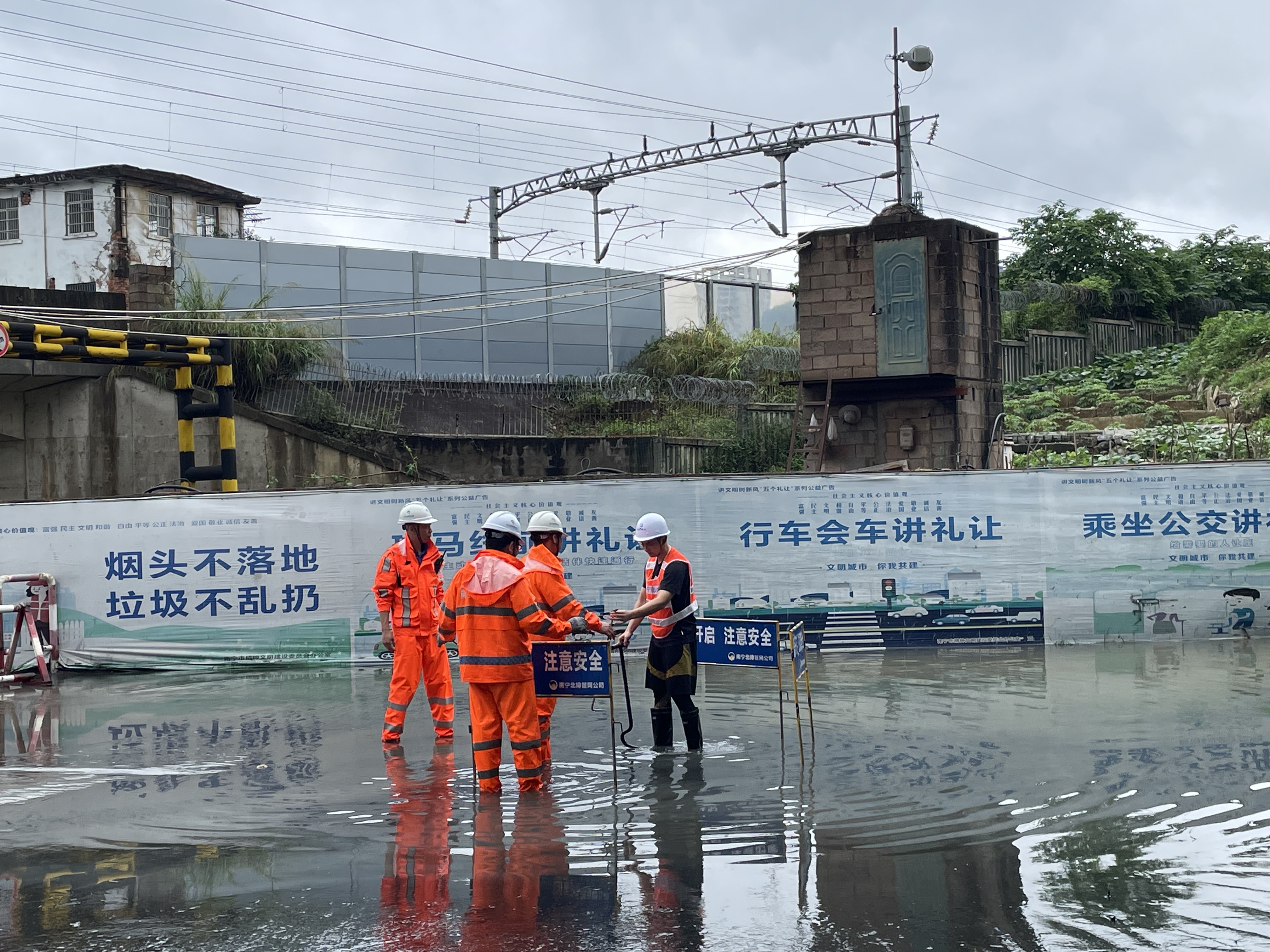 積極應對強降雨，市排水公司連夜出擊排水搶險